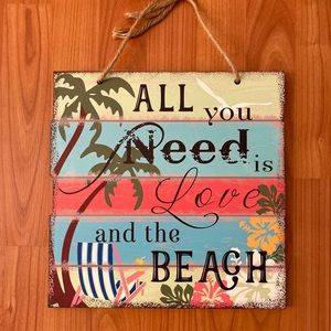 Wooden beach sign ☀️ 🌴